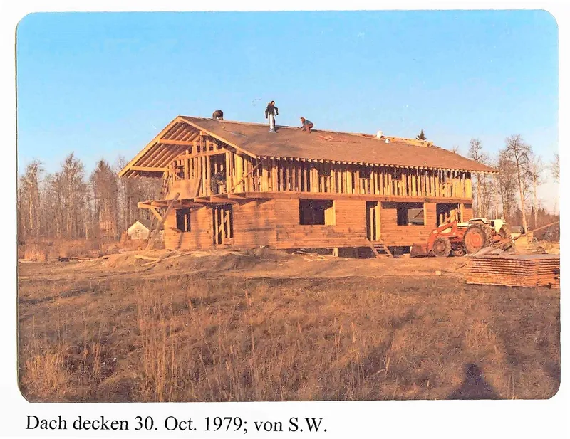 Im Herbst 1979 wurde das Dach des neuen Hauses gedeckt. Jetzt war es sicher vor dem Schnee. Das grosse «Schweizerhaus» hatte Platz für zwei Wohnungen.