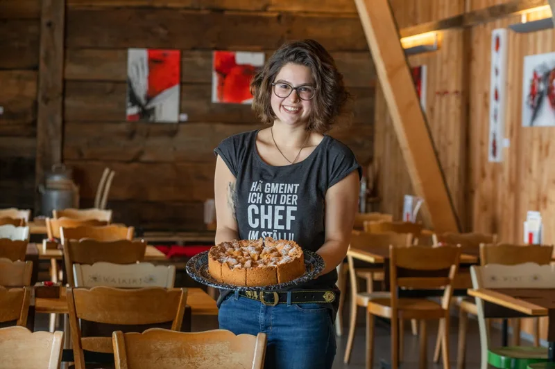 Anina Ritler schätzt den Austausch mit den Gästen. Die junge Landwirtin ist auch mal im Service, in der Backstube oder in der Küche anzutreffen. Bild: Pia Neuenschwander