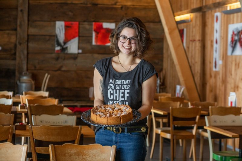 Anina Ritler schätzt den Austausch mit den Gästen. Die junge Landwirtin ist auch mal im Service, in der Backstube oder in der Küche anzutreffen. Bild: Pia Neuenschwander
