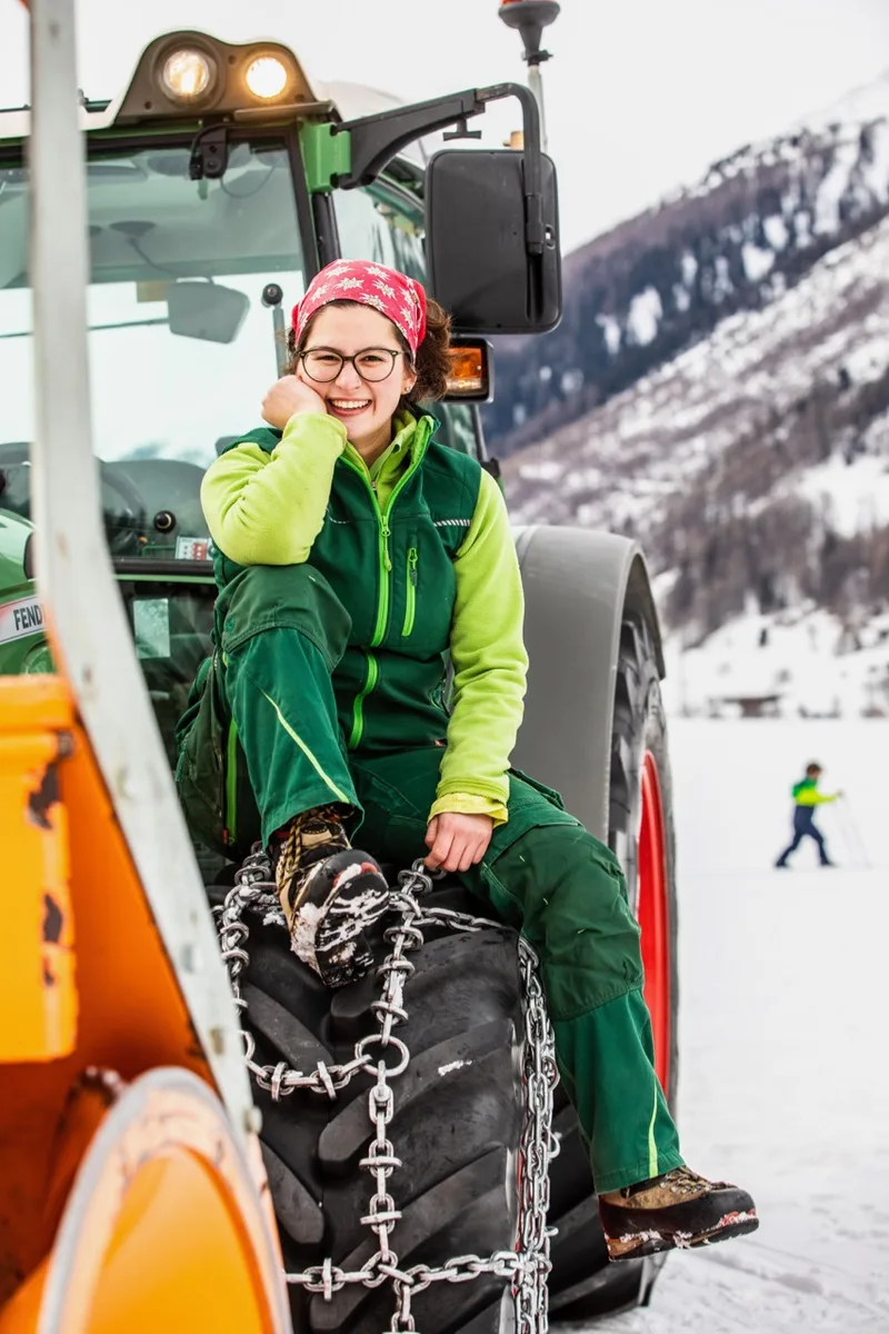 Im Winter beschränkt sich die Maschinenarbeit auf das Schneeräumen. Bild: Pia Neuenschwander