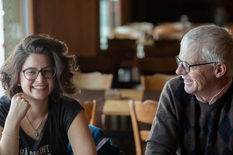 Egon Hischier kann sich vorstellen, den Betrieb schon vor der Pension an Anina Ritler zu übergeben. Doch er will Ritler nicht zu einer voreiligen Entscheidung drängen. Bild: Pia Neuenschwander
