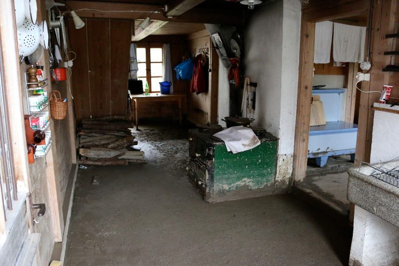 hier ein altes Nebengebäude auf dem Schwand in Schangnau. Und hinter dem Haus der Familie Gerber ...