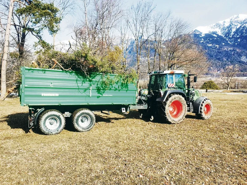 Hier liegt im Winter meterhoch Schnee. Entsprechend müssen die Weiden im Frühling geputzt und aufgeräumt werden, damit im Sommer hier Tiere weiden können.