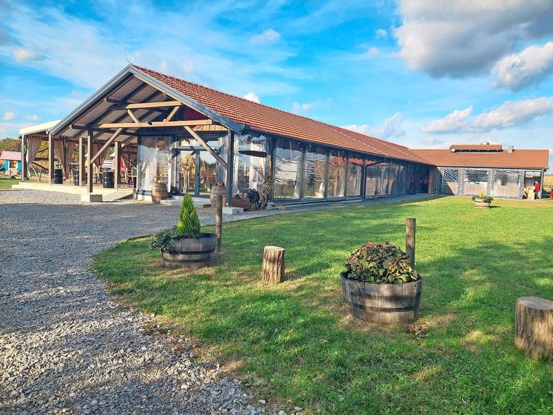 Auf dieser Obstplantage haben sich zwei junge Brüder auf Agrotourismus spezialisiert. Auf dem Betrieb finden Hochzeiten sowie Besuche durch Schulklassen und Gruppen statt. Sämtliche selbst produzierten Obstsäfte werden direkt vermarktet.