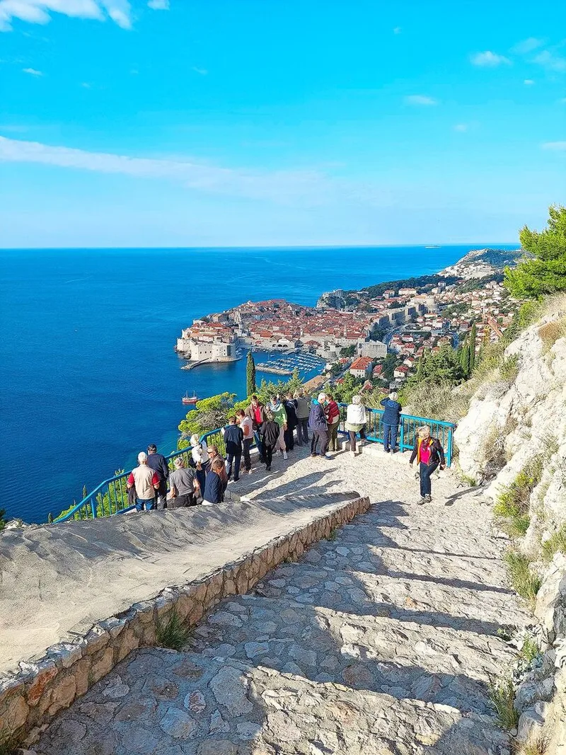 Die Hafenstadt Dubrovnik, ganz im Süden von Kroatien, wurde im Jugoslawienkrieg stark bombardiert. Eindrucksvolle Videoaufnahmen in einer Gedenkstätte zeigen das Ausmass der Zerstörung. Danach wurde die Altstadt wieder vollständig aufgebaut und zeigt sich heute in voller Pracht.