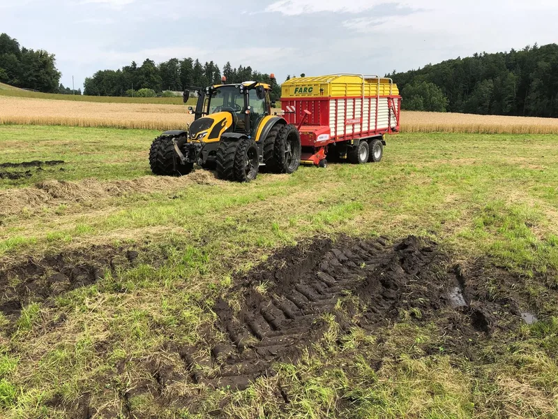 Der Valtra G 135 V ist wegen den teilweise heiklen Böden mit Doppelrädern ausgerüstet und der Silierladewagen hat ein 8-fach-Fahrwerk.