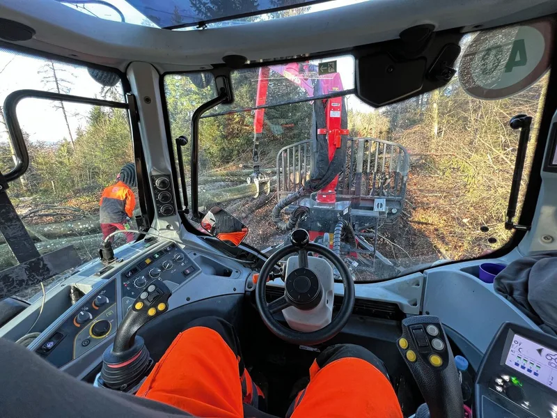 Mit der Rückfahreinrichtung am Valtra N 174 kann der Holzrückewagen von der Kabine aus bedient werden.