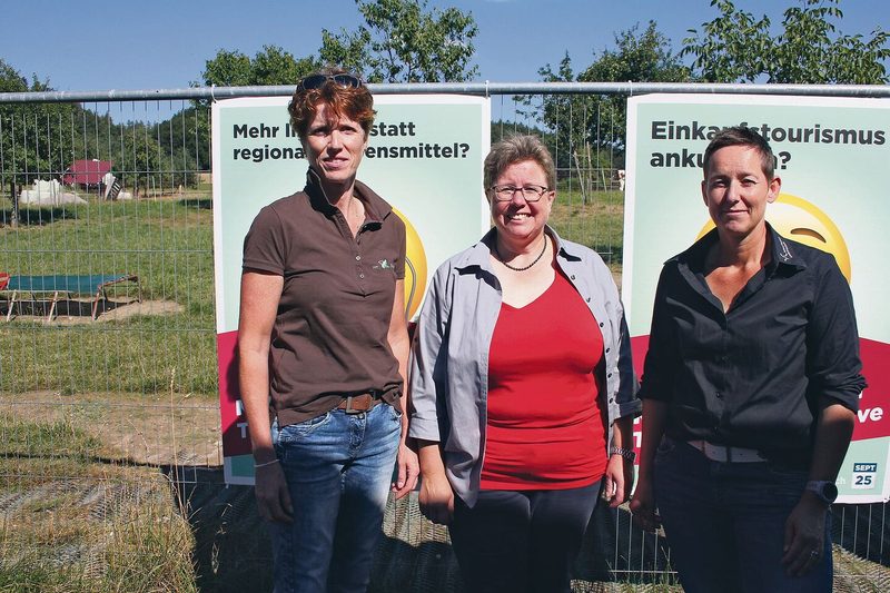 Regula Böhi-Zbinden, Präsidentin Thurgauer Landfrauen, sowie Maya Grunder und Kantonsrätin Eveline Bachmann zeigen Einsatz.
