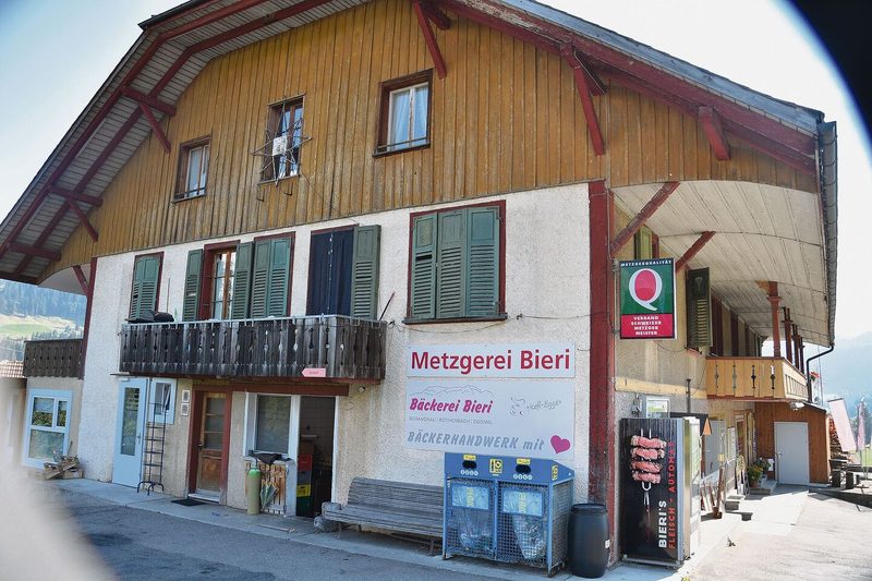 Die Metzgerei Bieri liegt mitten im Dorf Schangnau. Zur Kundschaft zählen Einheimische wie auch Auswärtige.