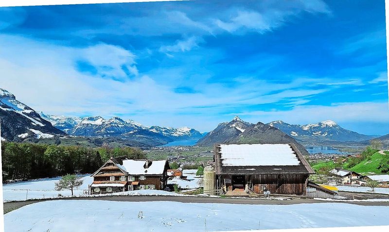 Der Betrieb verfügt über eine fantastische Aussicht auf Berge und auf mehrere Seen.