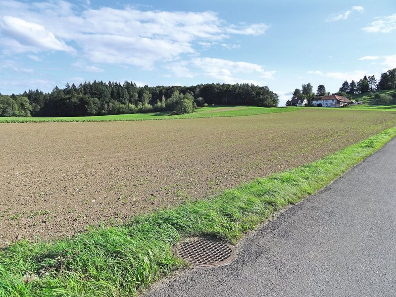 Der Randstreifen muss 0,5 m ab Schachtrand betragen. Hier zu schmal.