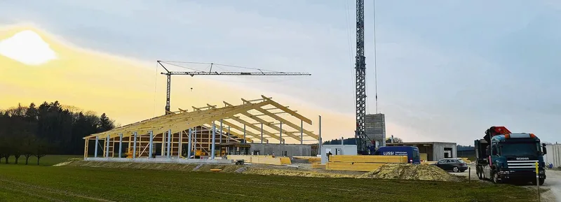 Ein Neubau wie der Milchviehstall der Familie Roth (hier Stand März 2022) benötigt viel Planung. Dem Wasser als wichtigstes Futtermittel sollte viel Beachtung geschenkt werden.