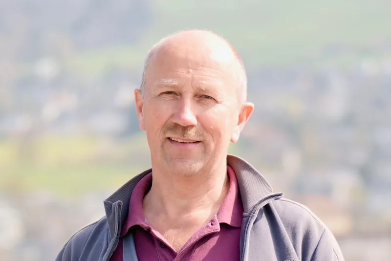 Landwirt Norbert Ricklin maust mit Ringli-Fallen an etwa 30 Tagen im Jahr. Bild: Martina Rüegger