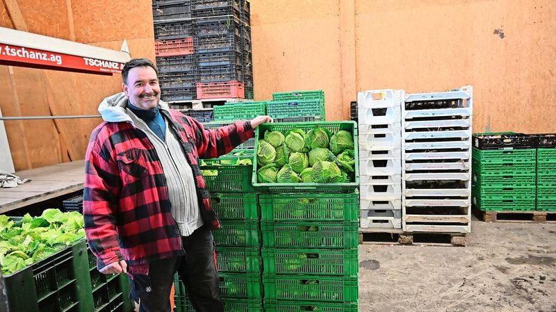 Jakob Tschachtli ist Betriebsleiter des Gemüsebetriebes. Von ihm kauft Ehefrau Yvonne einen Teil der benötigten Rohprodukte für die Trocknung.