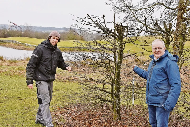 Adrian Schwarz (rechts) und Ian Gibbons wollen den Golfplatz in Lipperswil möglichst nachhaltig bewirtschaften und gleichzeitig den Ansprüchen der Golfer gerecht werden.