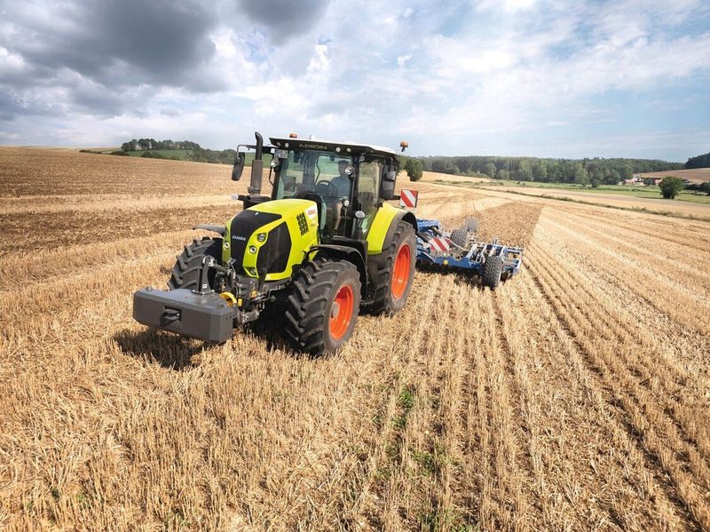 Der Arion 570 ist der stärkste Vierzylinder im Traktorenprogramm von Claas. Neben seinen 180 PS verfügt er über viele Assistenzfunktionen.