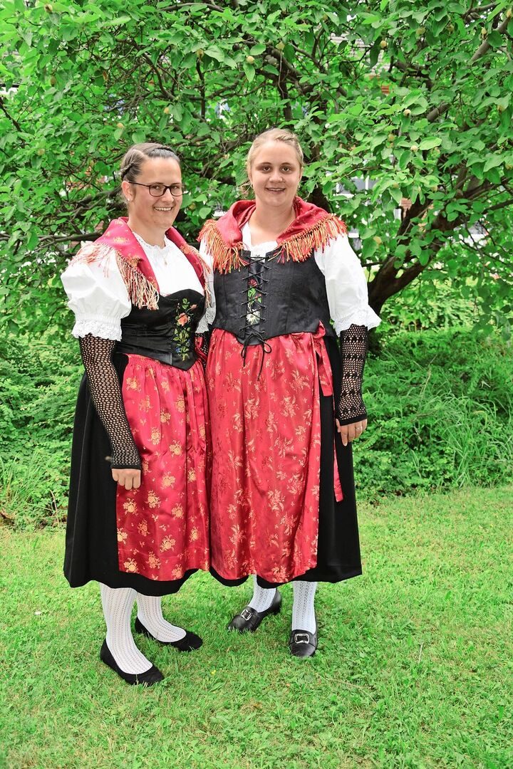 Die Urnerinnen in der Tracht.