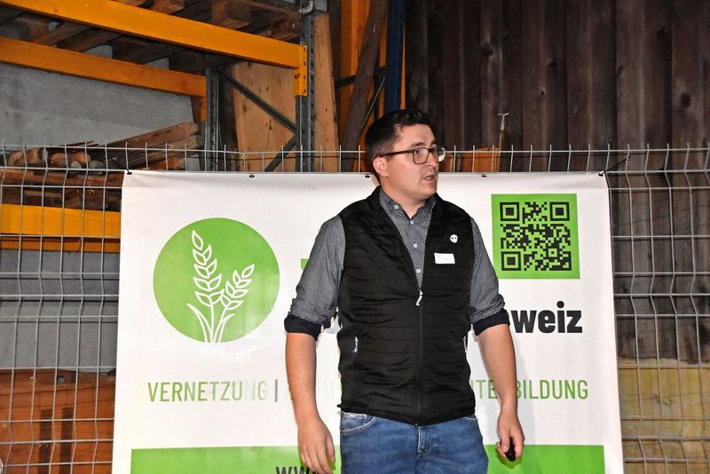 Thyas Künzle, Berater Rindvieh am Landwirtschaftlichen Zentrum St. Gallen, erklärt die Kuhsignale.