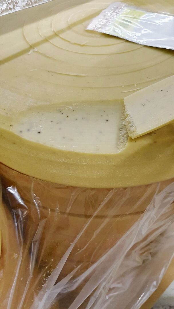Das Rätsel um die schwarzen Flecken im Käse scheint gelöst. Sie stammen von Bismut, das im Versiegler enthalten ist.