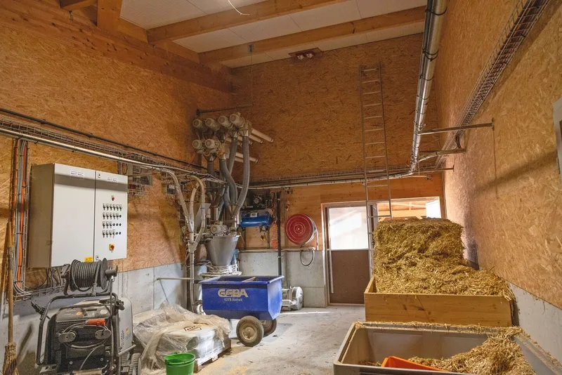 Der Löschposten befindet sich im mittleren Stall. Oben an der Decke sind zwei der Rauch- und Feuermelder zu sehen,die auf dem Betrieb getestet wurden.