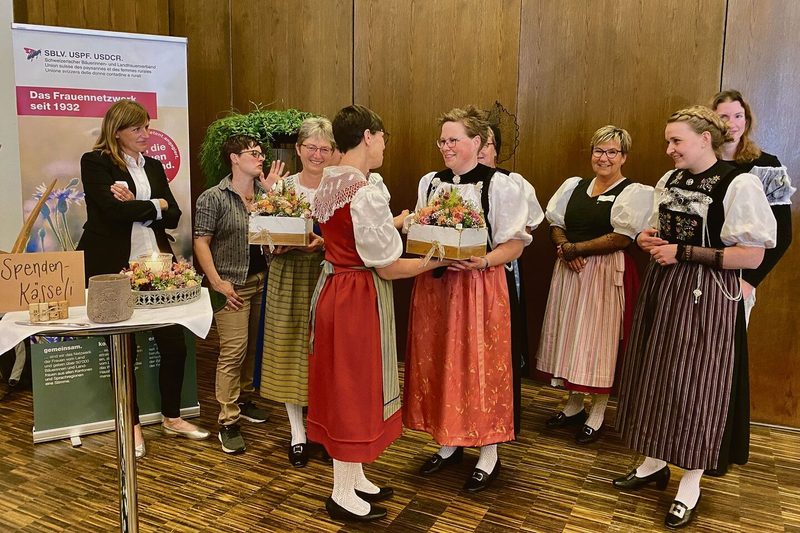 Präsidentin Anne Challandes (Mitte) dankt ihren Kolleginnen im Vorstand mit einem Blumenkorb für ihren Einsatz.