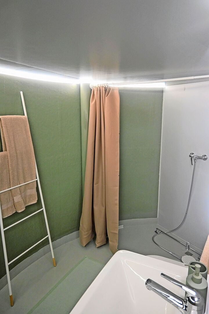 WC und Dusche im Eingangsbereich.