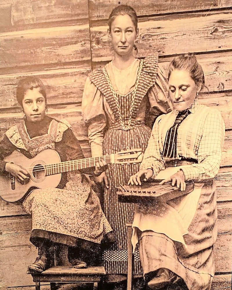 Als Ausgleich zur harten Arbeit: Hofmusik neben dem Stall.