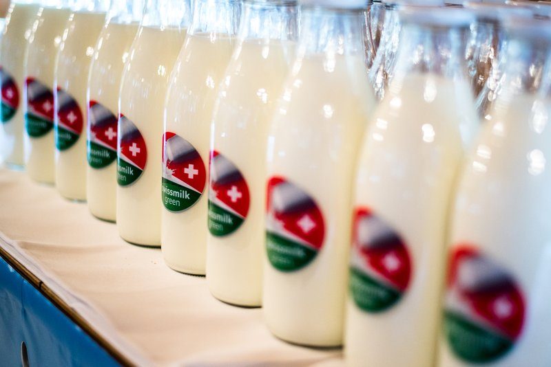 So prominent wie auf den dekorativen Glasflaschen anlässlich der Lancierung des Grünen Teppichs vor einem Jahr ist das Logo «Swissmilk Green» heute nicht. (Bild BauZ)