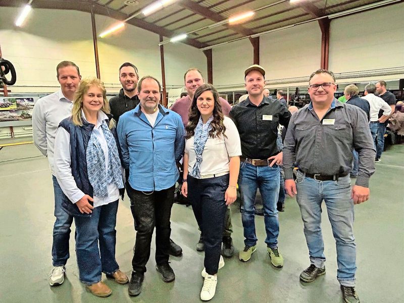 Der Vorstand des Schaffhauser Bauernverbands mit Geschäftsführerin Virginia Stoll (vorne, l.). Christoph Graf (vorne, 2. v. l.) kündigte an, dass er auf 2025 als Präsident zurücktreten werde.