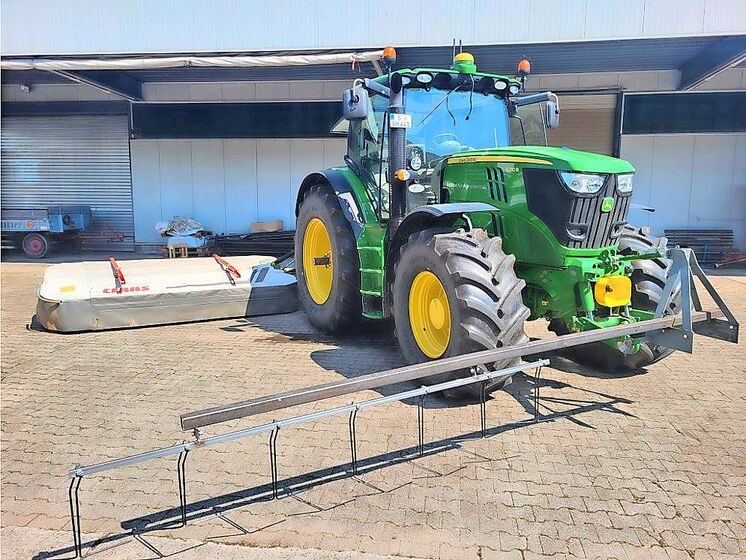 Die Zinken am Metallstab dringen tief in den Grasbestand und scheuchen so Insekten auf.