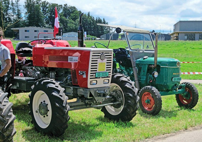 Nur ein kleiner Teil der vielen Oldtimer-Traktoren, die ausgestellt wurden. Diese Traktoren ziehen immer viel Publikum an.