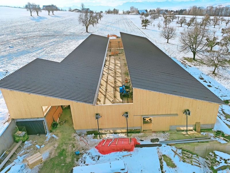 Der neue Munimaststall von Raphael Keller in Schongau, hier noch im Bau im Winter 2021/2022, gilt nicht mehr als RAUS-konform.