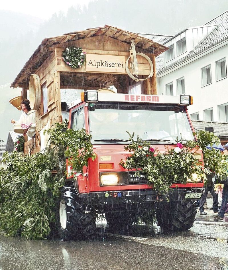 Sogar eine Alpkäserei wurde mitgeführt.