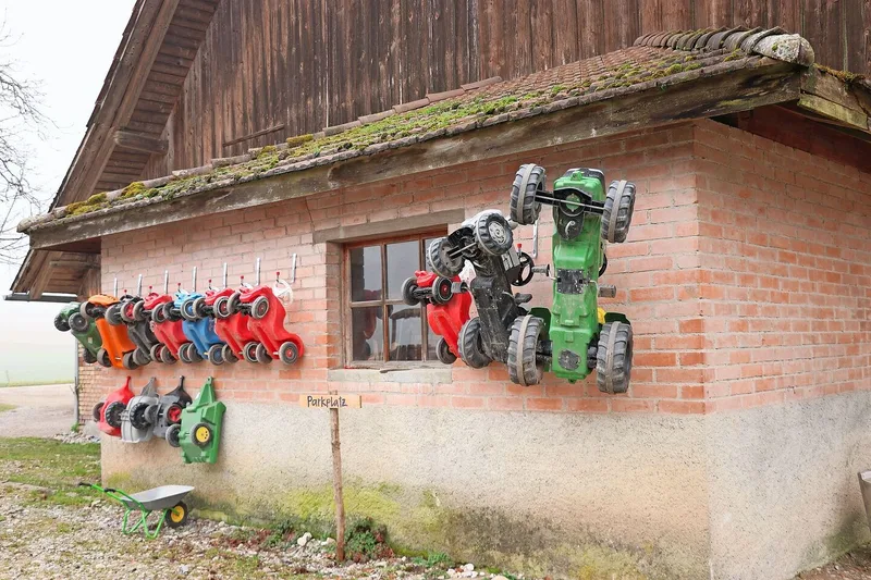 Das ist der Maschinenpark der Bauernhof-Spielgruppe.