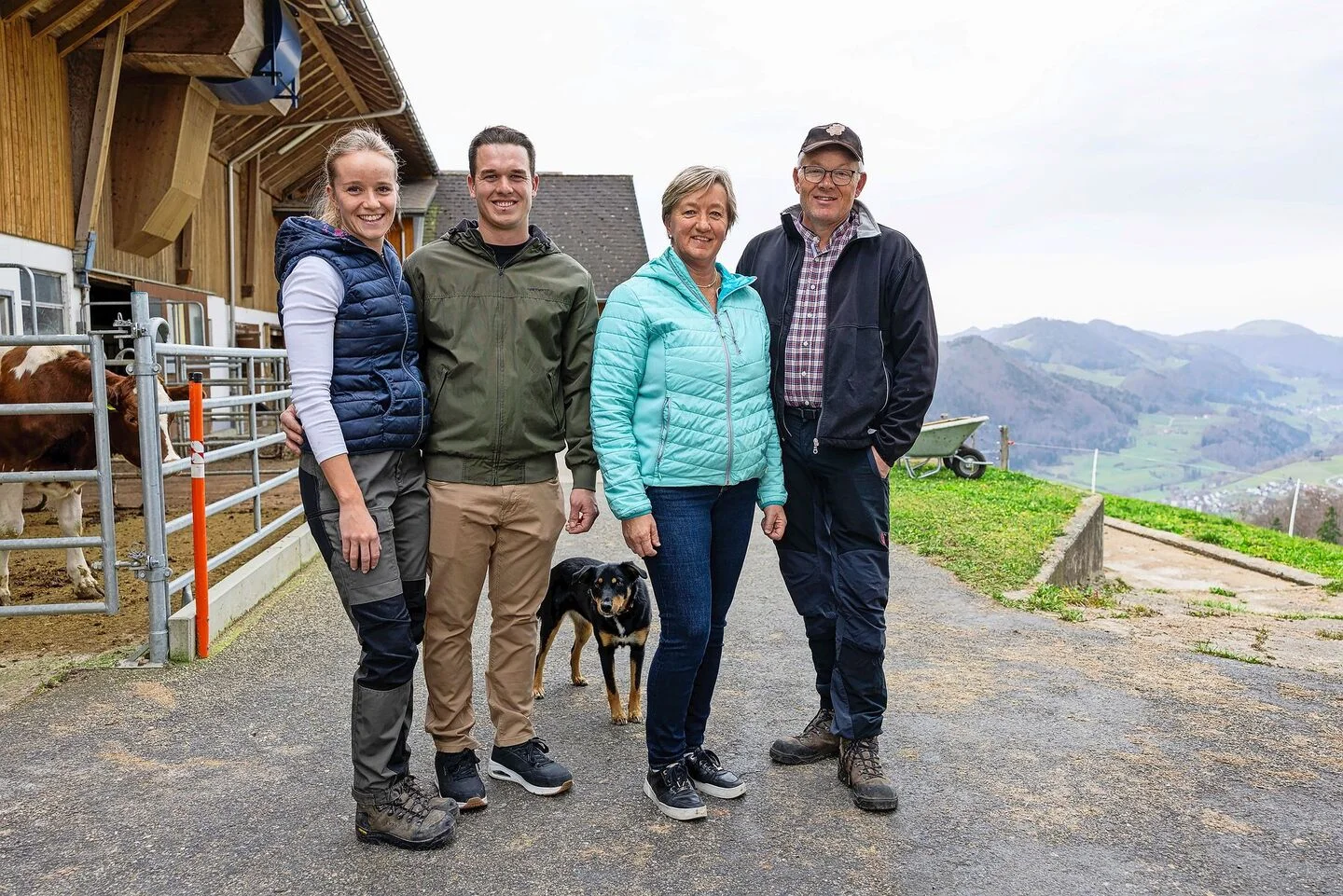 Liliane Bader, Thomas Ackermann, Sibylle und Josef Bader (v. l. n. r.). Dank der offenen Gesprächskultur in der Familie sind bereits viele Fakten rund um die Hofübergabe klar.