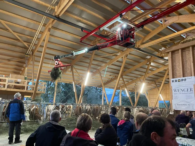 Wenn Freunde gemeinsam einen Stall bauen, können beide Seiten profitieren