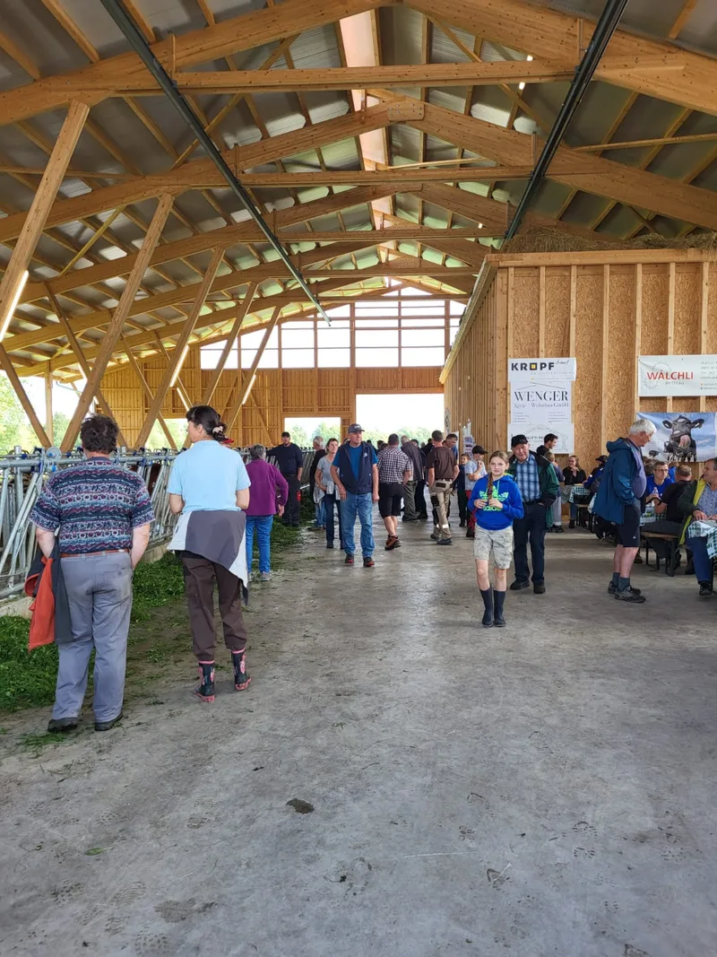 Wenn Freunde gemeinsam einen Stall bauen, können beide Seiten profitieren