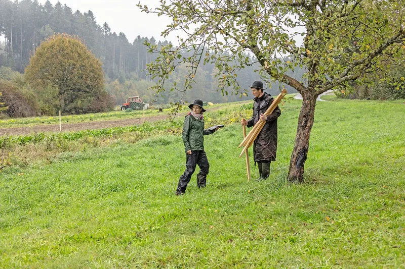 Katja Degonda schaut mit Hilfe des GPS, wo die Keylines verlaufen sollen. Marc Frühauf markiert sie mit Pfosten, damit später die Keylines gebaggert werden können.