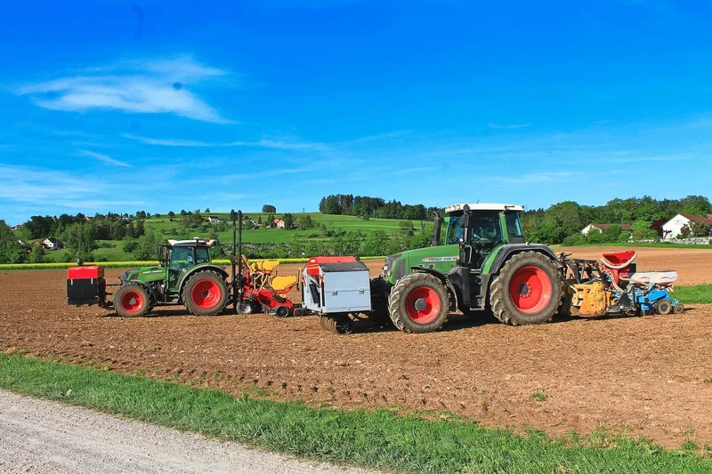 Die Maissämaschinen sind mit je zwei Düngertanks ausgerüstet: einer ist für Mikrogranulat und der andere für die Unterfussdüngung mit Fronttank.