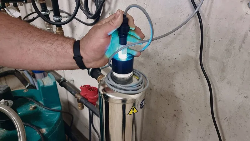 Die UV-Lampe läuft mit 40 Watt und muss einmal im Jahr erneuert werden. Betreiben kann man die Anlage mit einem Notstromaggregat.