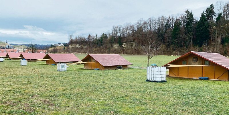 Die mobilen Hütten mit viel Auslauf für die Hühner am Stadtrand von Willisau.