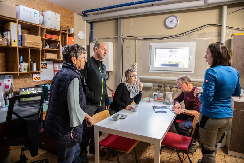 v.l.n.r.: Rösly, Andreas, Heidi, Kurt und Jasmin Gisi: Drei Generationen kümmern sich auf dem Geflügelhof um die Junghennen-Aufzucht und die Legehennen. Bild: Pia Neuenschwander