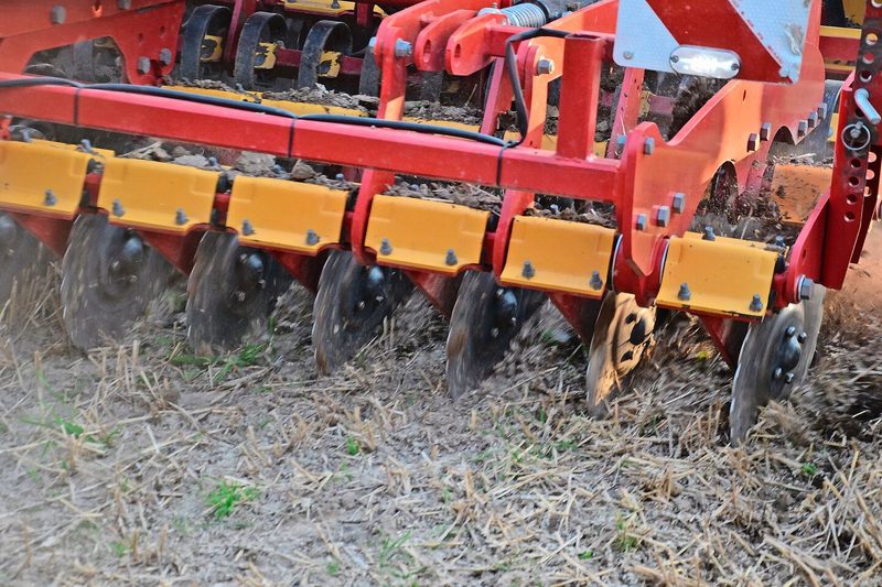 Rapid RD300S von Väderstad: Die Saatgutablage auf 6 – 7 cm erfolgt hinter den Scheiben. Die Maschine eignet sich für Mulch- und Direktsaat.