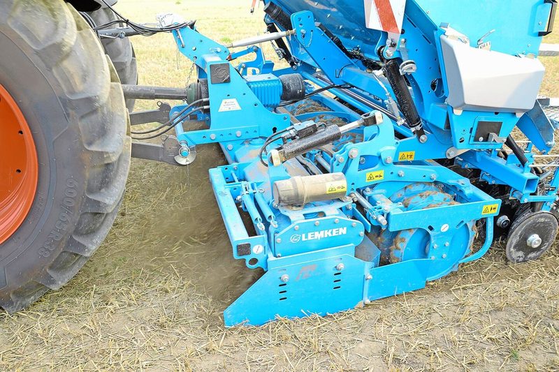 8 cm tief wird der Boden hier von der Lemken-Kreiselegge bearbeitet. Jede Schar der Saphir 9 ist mit einer Andruckrolle zur Rückverfestigung versehen.