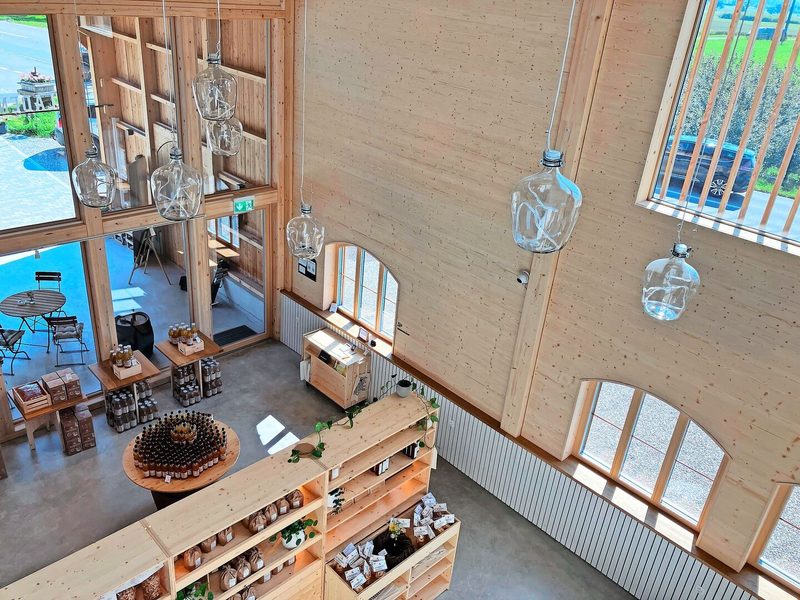 Der luftige Neubau bietet unter anderem für den Hofladen und das Café.