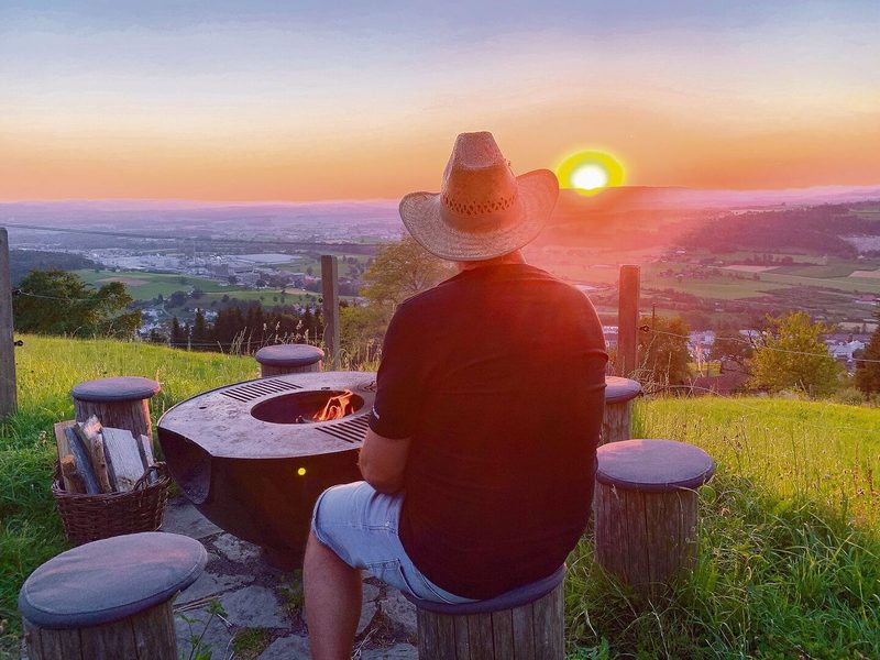 Die Aussicht vom Hof Obermettlen am Rooterberg ist fantastisch. Blick Richtung Perlen und zur untergehenden Sonne.