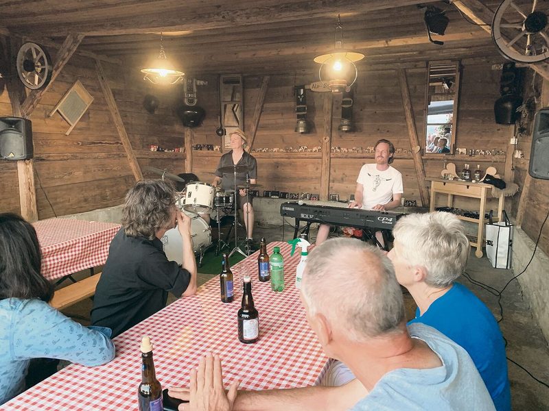 Ein Boogie-Woogie-Konzert vom Feinsten gab es Anfang Juli auf dem Hof Obermettlen – und vorher Burger vom rätischen Grauvieh.