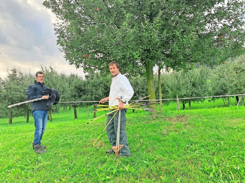 Pirmin Langenstein hilft Othmar Keiser gern beim Zäunen. Jeweils etwa den halben Tag arbeiten die Männer zusammen.
