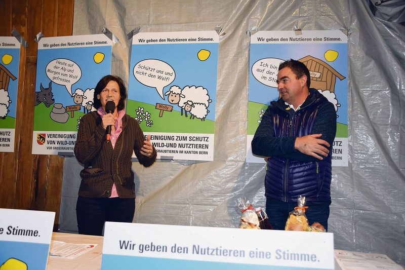 Der Präsident Thomas Knutti begrüsst Nationalrätin Monika Rüegger aus Engelberg OW am Anlass. Mit ihrem Referat stösst sie beim Publikum auf offene Ohren.