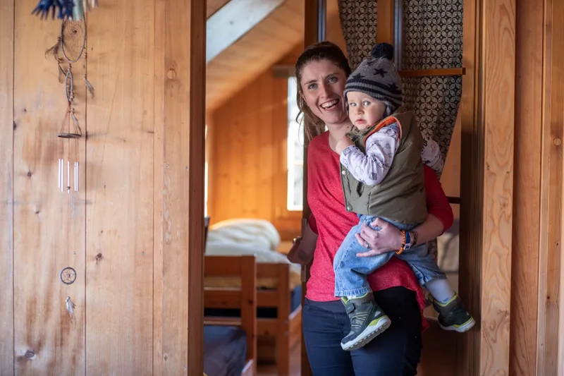 Im Bauernhaus von Anna Böhlen (hier mit Sohn Nicola) in Riggisberg BE gibt es ein Gästezimmer mit zwei Betten. Im Stroh hat es Platz für rund 30 Gäste. Bild: Pia Neuenschwander